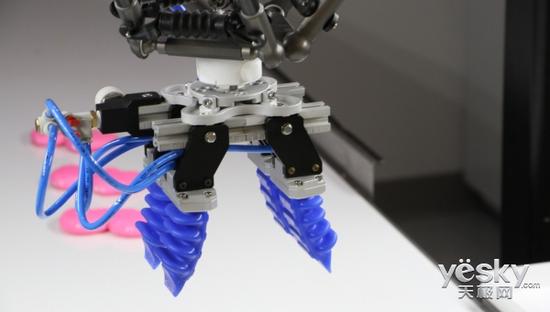 中国工业机器人发展趋势预测：2018年产量有望突破15万套